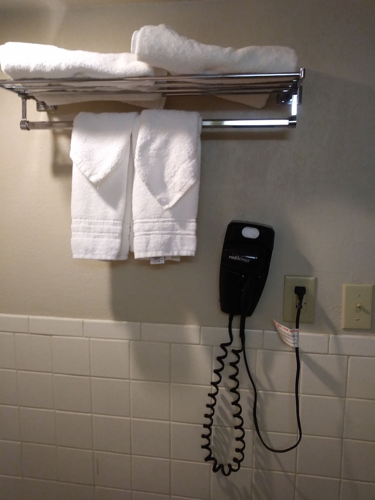 Days Inn by Wyndham Hot Springs - photo 18