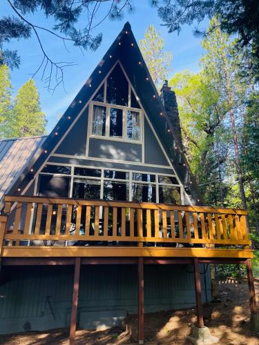 Cozy Chalet Hot Tub with Meadow Views Family & Pets Fire Pit & BBQ — 4-Star Luxury Hotel in Arnold, United States