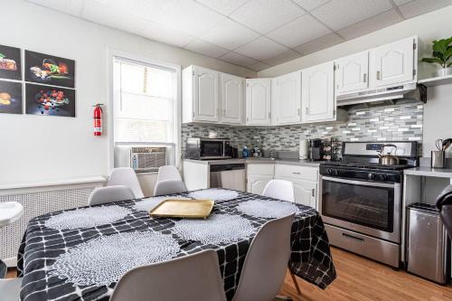 Deluxe 4BR 2BA Apartment Near NYC and Airport — 4-Star Luxury Hotel in Bayonne, United States