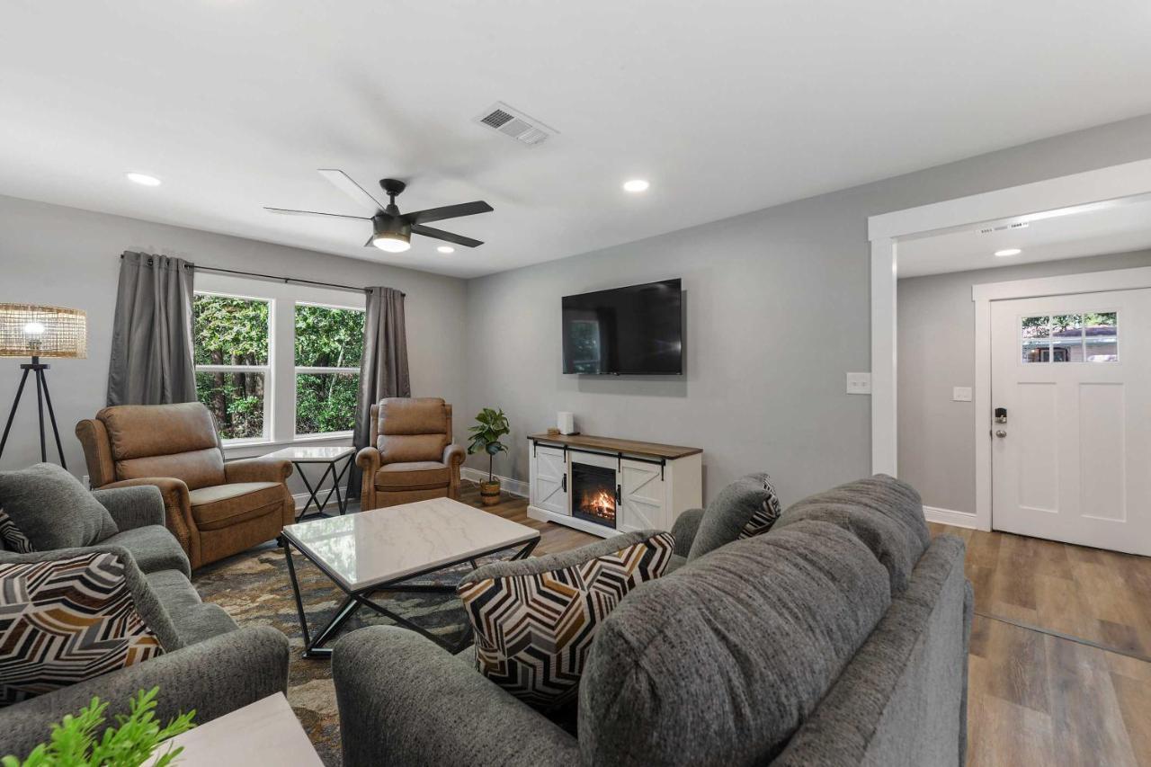 Coastal Casa Charming 3 Bedroom House — 4-Star Luxury Hotel in Gulfport, United States