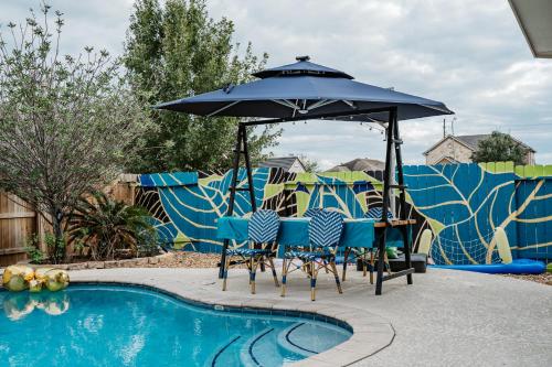 Serene 4BR Lux Home w Heated Spa Pool Massage Chair — 4-Star Luxury Hotel in Cypress, United States