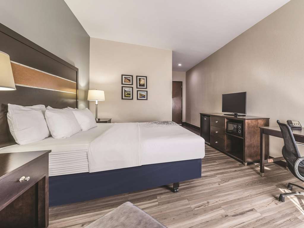La Quinta Inn & Suites by Wyndham Tulsa Catoosa Route 66 - photo 25