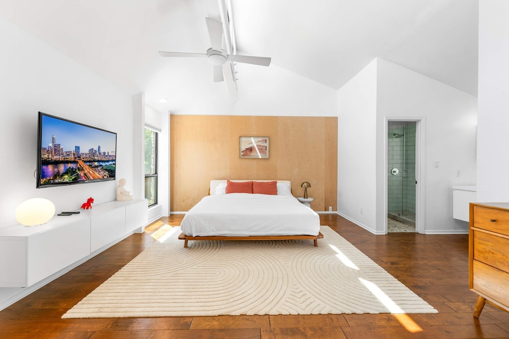 Close to Domain DT Shopping Chic Serene 3BR — Austin — photo 2