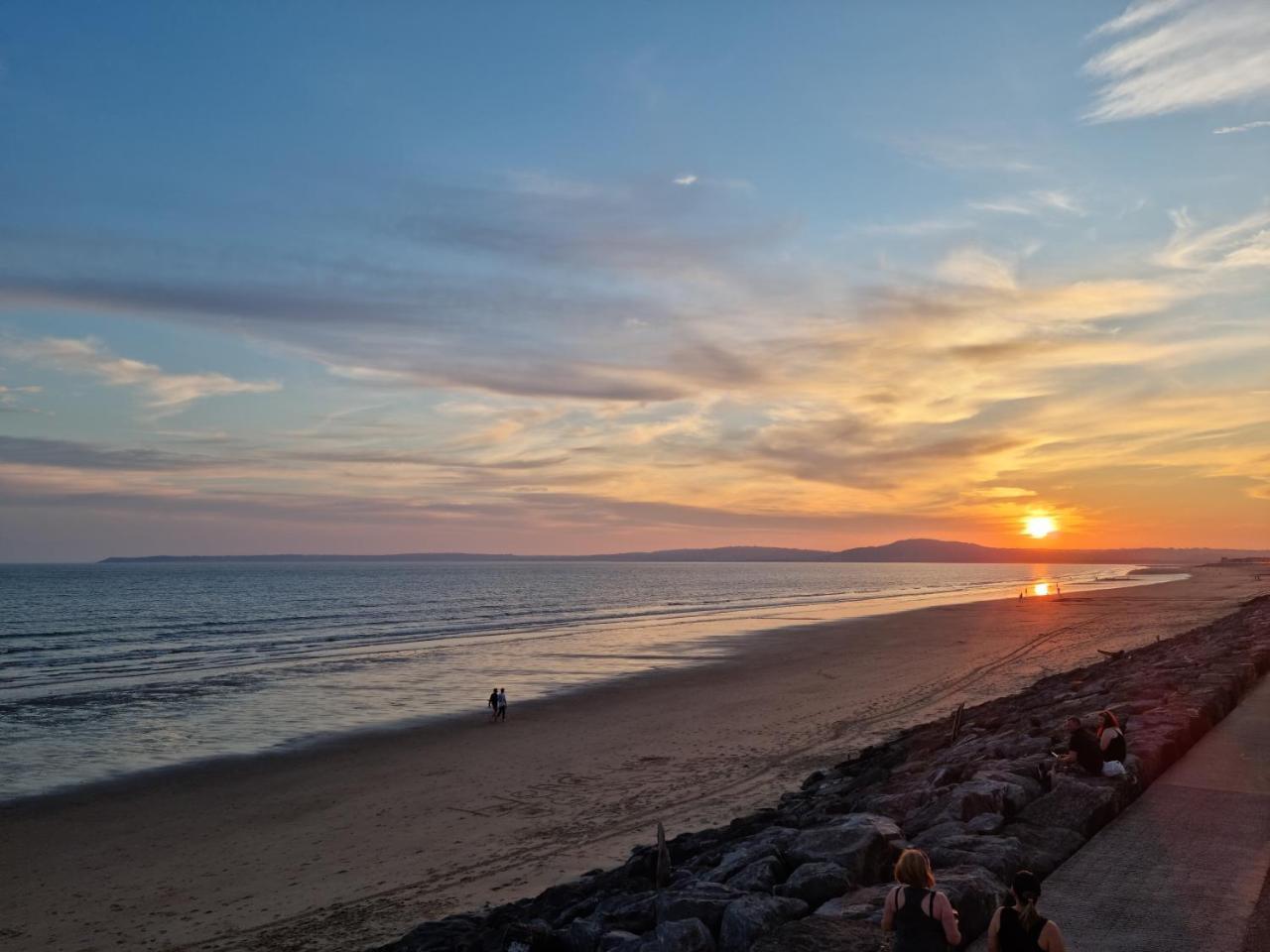 Driftmark Beachfront location Aberavon Beach Sea Views Large Driveway parking private site fibre optic wi fi — hotel in Port Talbot