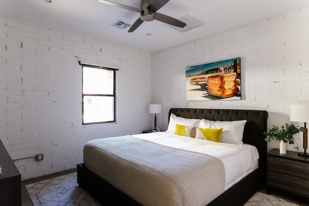 Luna & Stellar by Avantstay Modern Artist's Loft Buyout w 10 Brs Patio & Billiards - photo 14