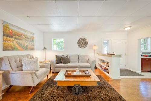 Charming Milk Barn Home on Vineyard Estate — 4-Star Luxury Hotel in Forestville, United States