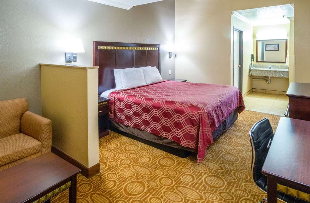 Econo Lodge Inn & Suites Fallbrook Downtown - photo 16