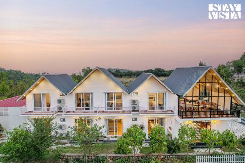 StayVista at SilverSpring Cottage with Valley View & Bonfire — 4-Star Luxury Hotel in Dehra Dun, India