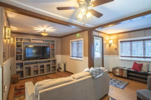 The Cub Cottage in North Pole AK — 4-Star Luxury Hotel in North Pole, United States