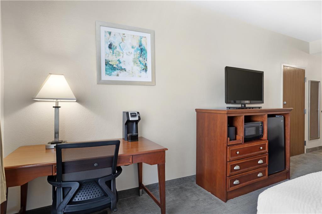 Best Western Plus Executive Hotel & Suites - photo 15