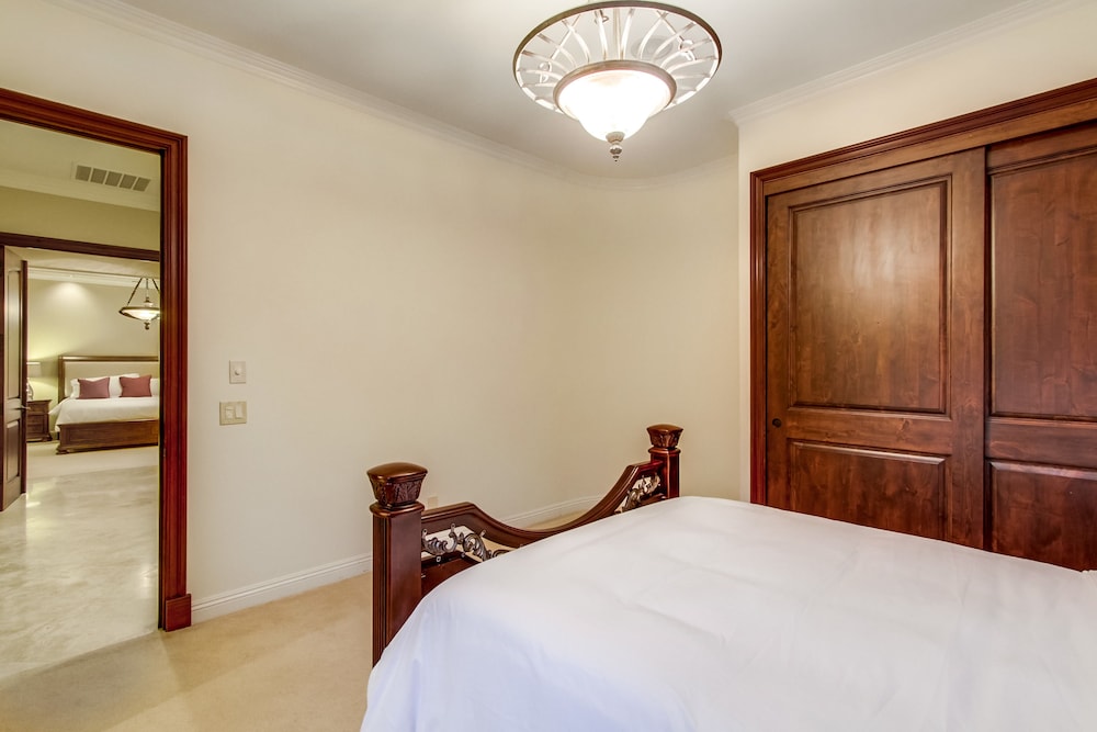 Tropical 5BR La Jolla Retreat by NamaStay - photo 49