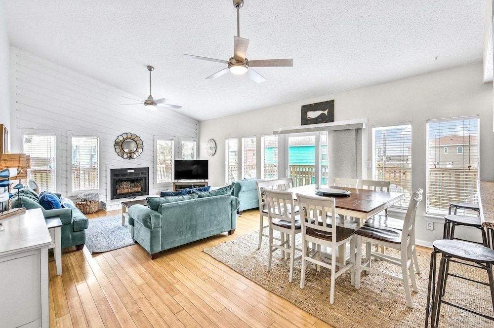 The Salty Sandpiper by Silver Sands Vacation Rentals — 4-Star Luxury Hotel in Port Aransas, United States