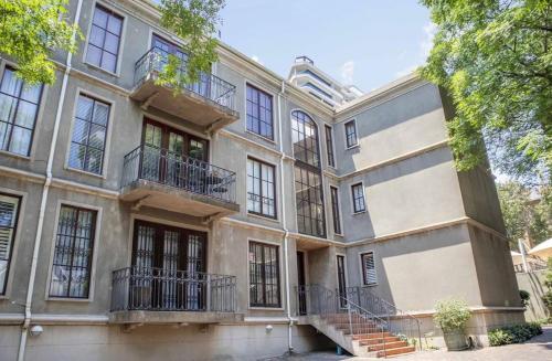 De Medici Top Floor Apartment with Fireplace 1km to Convention Center — 4-Star Luxury Hotel in Johannesburg, South Africa