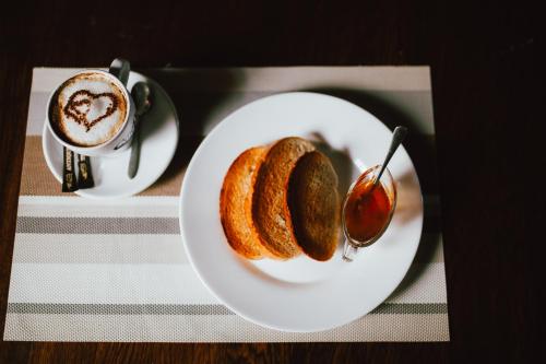 Antique House Hotel — hotel in Dubno