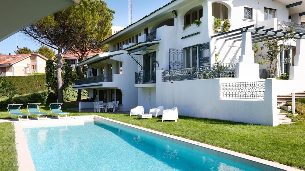 Villa Sarah 102 Emma Villas — 4-Star Luxury Hotel in Riccione, Italy