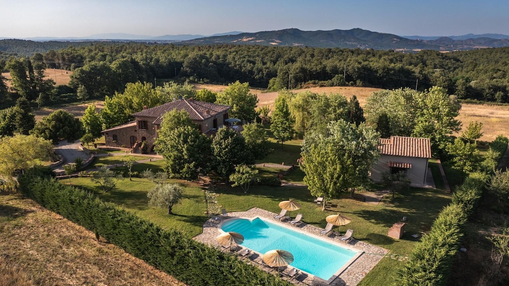 Villa Augusto 10 Emma Villas — 4-Star Luxury Hotel in Piegaro, Italy