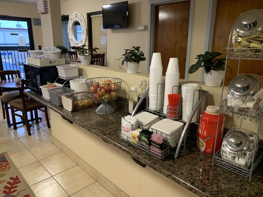 Carolina Inn & Suites of Lake Norman - photo 17