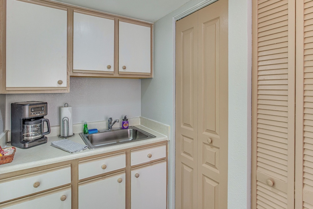 Steps to Beach: Bay Watch Resort Studio - photo 10