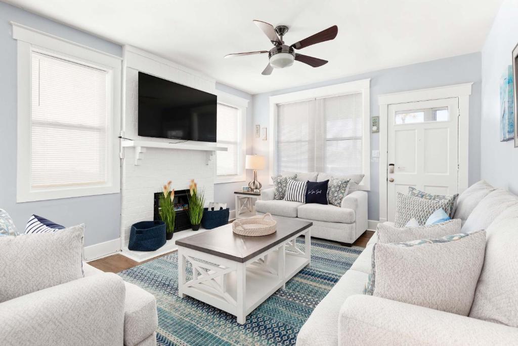 Cozy Entire Home The Breakfast Club House 3BR 2 BA — 4-Star Luxury Hotel in Tybee Island, United States