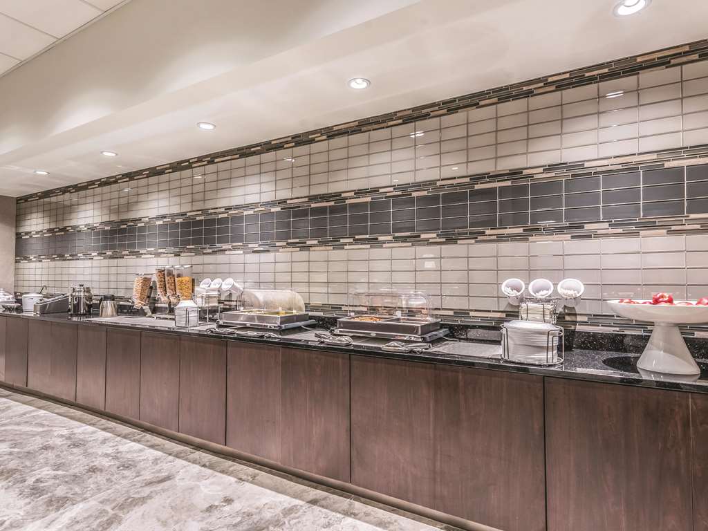 La Quinta Inn & Suites by Wyndham Cincinnati Sharonville - photo 51