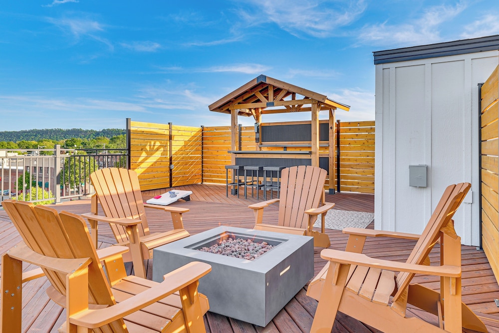 1 Block to Lake City Marina: Condo w Rooftop Deck — 4-Star Luxury Hotel in American Fork, United States