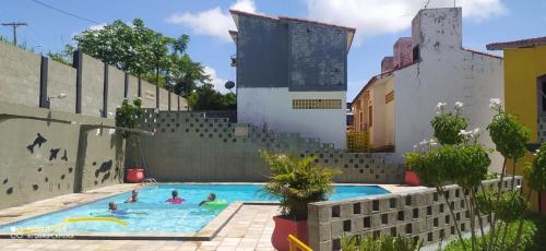 Flats no Forte a 200 metros da praia com piscinas estacionamento ar condicionado acomodam até 8 pessoas portaria 24H ambiente familiar in Itamaraca, Brasil
