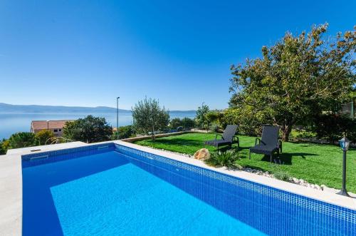 Lichtdurchflutete Penthousewohnung nur 300 Meter zum Strand mit Meerblick Pool Grill — 4-Star Luxury Hotel in Novi Vinodolski, Croatia