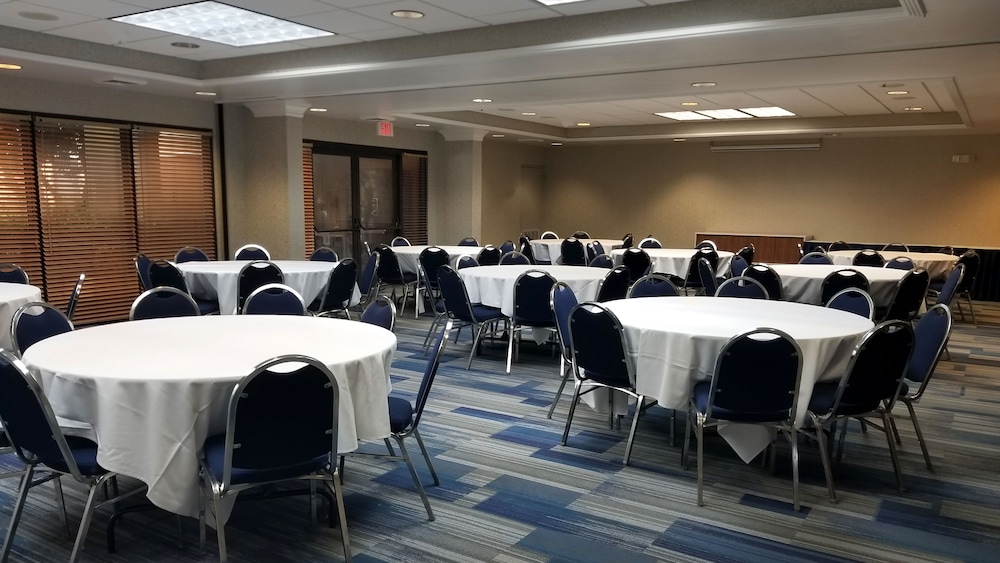 Holiday Inn Express Hotel & Suites Wilmington University Ctr by IHG - photo 27