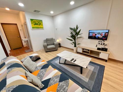 Demuji2 8Pax Centraltown In Airputih Netflix Ac in Kuantan, Malaysia