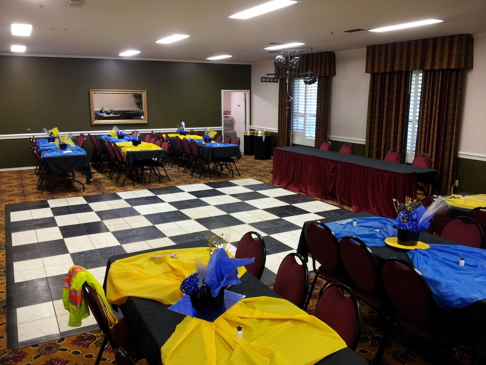 Ashmore Inn and Suites - photo 35