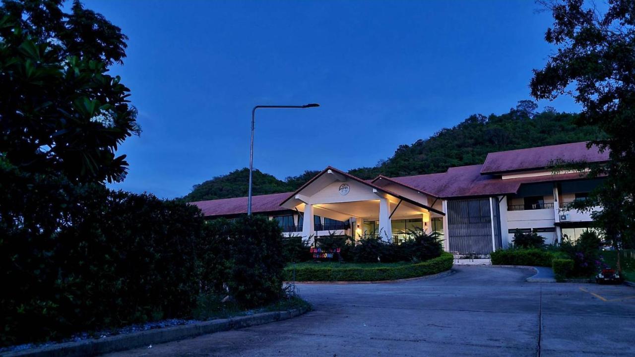 ศูนย์อบรม Greatland Glamping Khao Yai Resort — hotel in Doembang Nangbuat