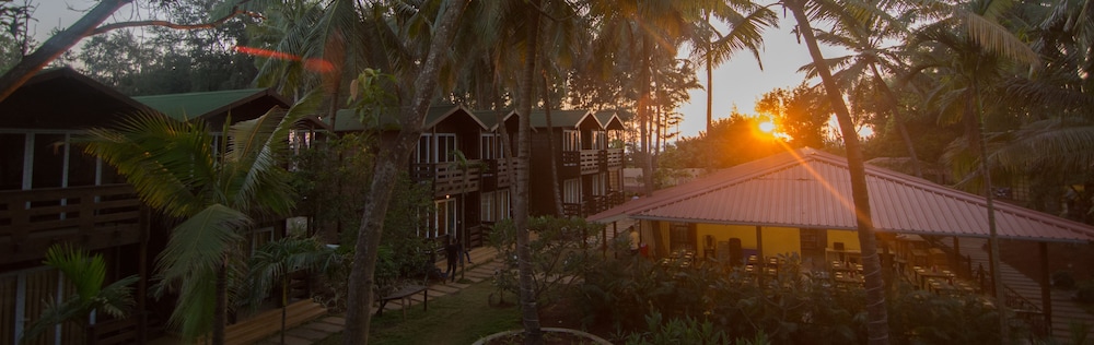 Vinnca Woodvillas Beachfront Resort — hotel in Srivardhan