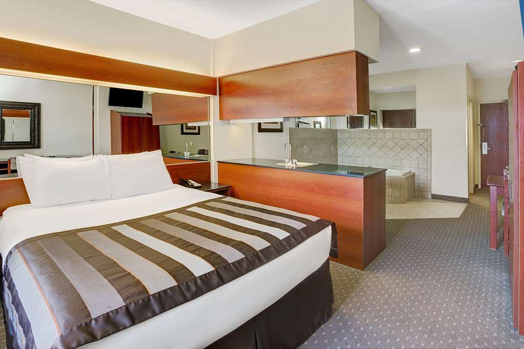 Microtel Inn & Suites by Wyndham Indianapolis Airport - photo 10
