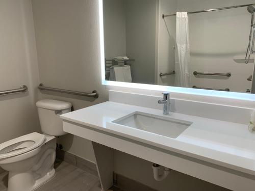 Holiday Inn Express & Suites Bridgeport by IHG - photo 25