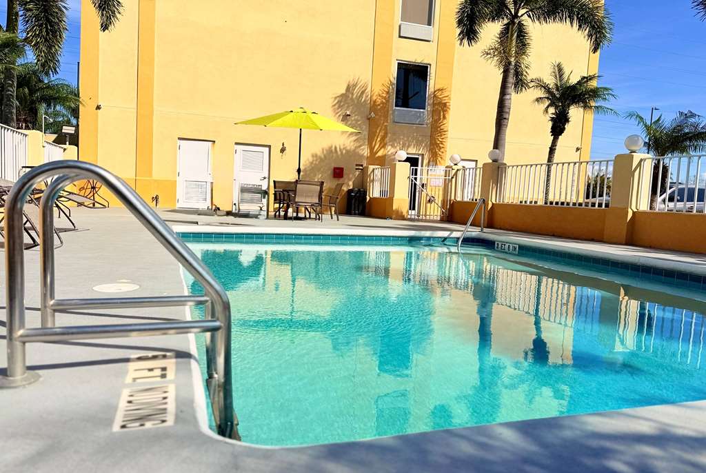 La Quinta Inn & Suites by Wyndham Orlando Universal area - photo 6