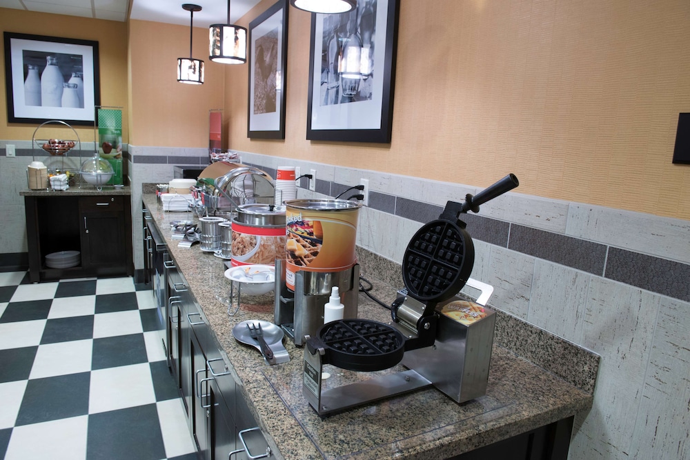 Hampton Inn & Suites Bismarck Northwest - photo 26