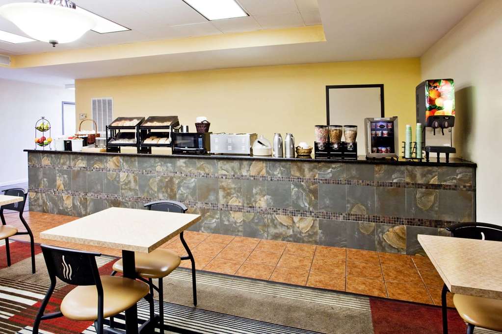 La Quinta Inn & Suites by Wyndham Memphis Airport Graceland - photo 45