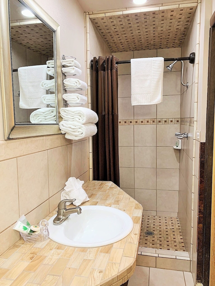 Breakers Boutique Inn - photo 109