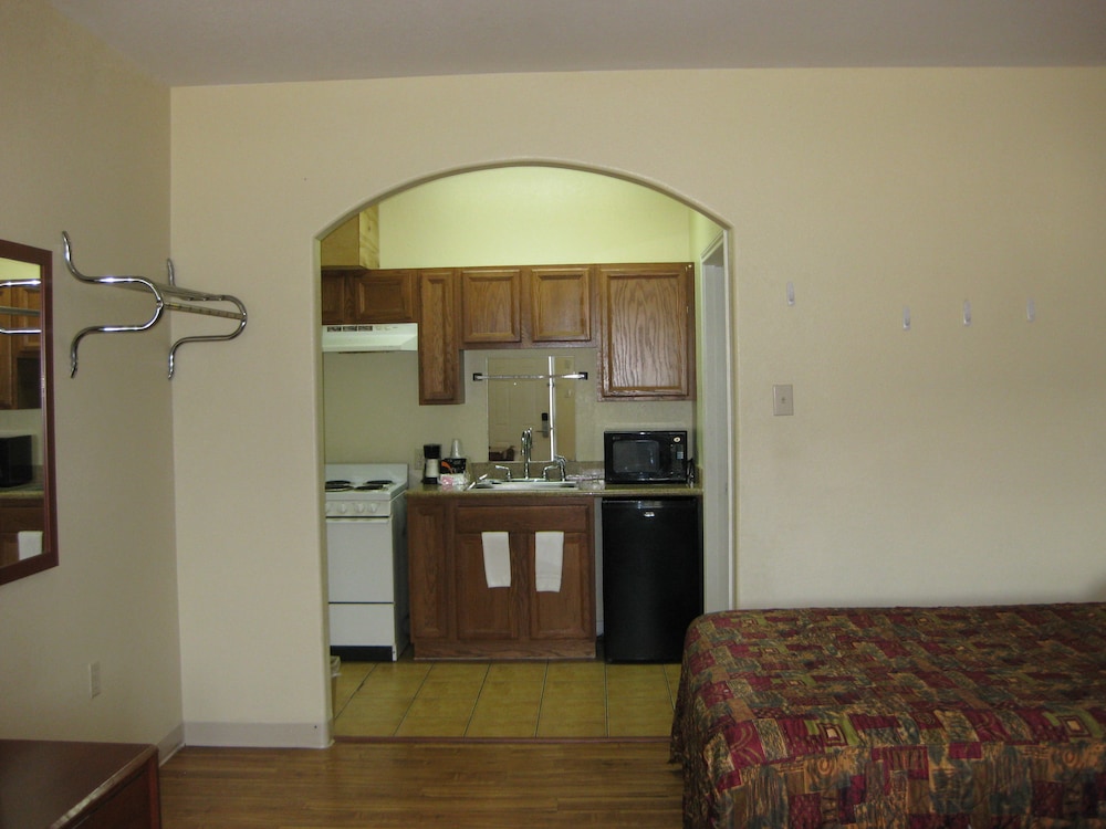 Scottish Inn and Suites - photo 8