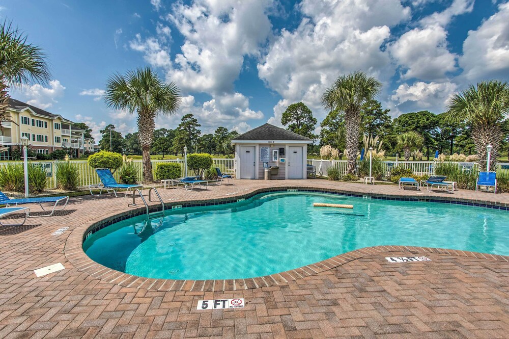 2 Mi to Ocean: Myrtle Beach Condo w Balcony — 4-Star Luxury Hotel in Myrtle Beach, United States