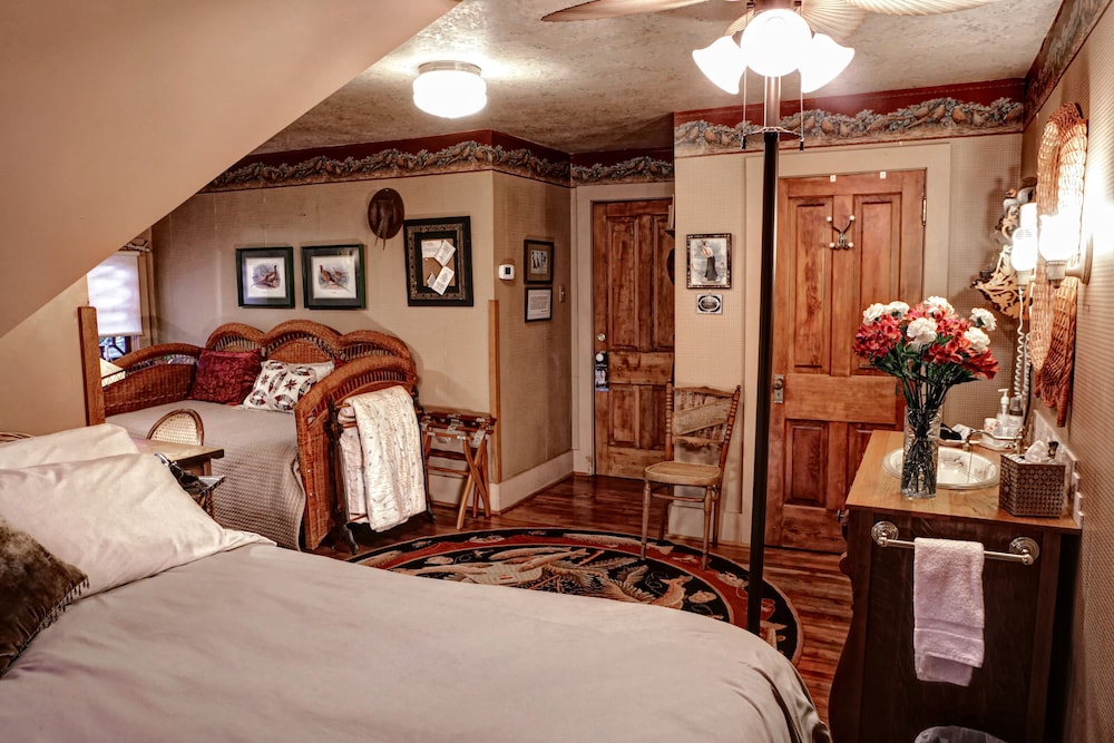 The Queen A Victorian Bed & Breakfast - photo 5