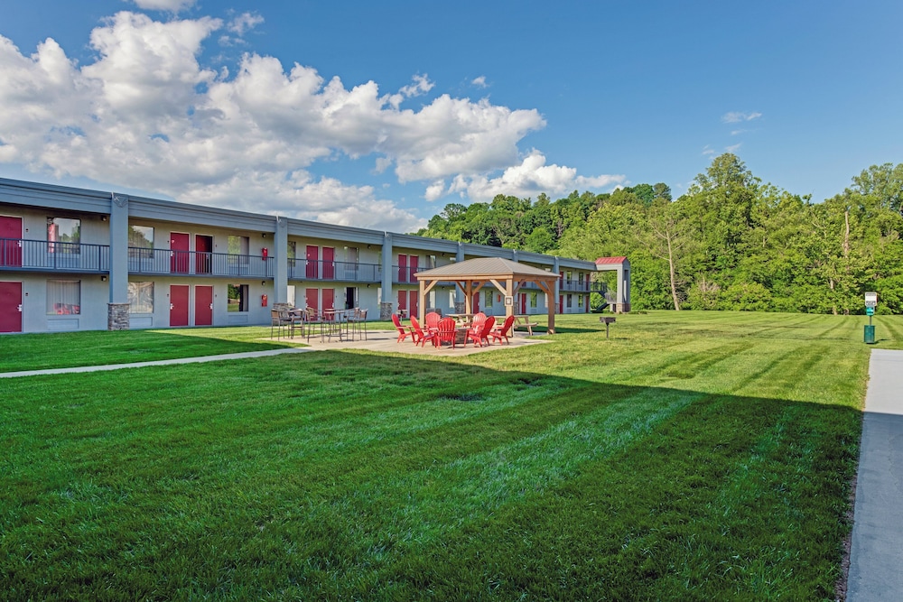 Red Roof Inn & Suites Wilkesboro - photo 39