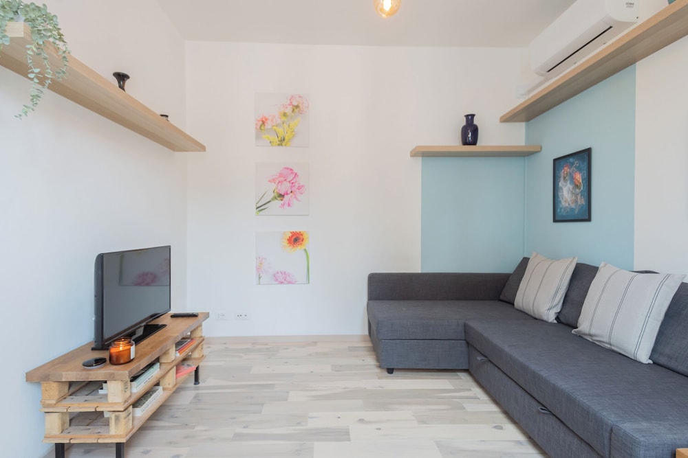 PortaTorre Suite a Charming apartment in the Heart of Como Free Private Parking Air Conditioning & More — 4-Star Luxury Hotel in Como, Italy