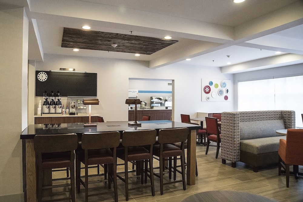 Holiday Inn Express & Suites Alexandria by IHG - photo 21