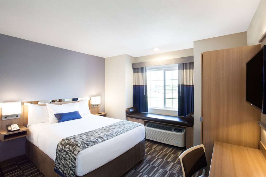 Microtel by Wyndham Vernal Naples - photo 6