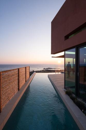 Casa Tarrha Beachfront Villa with Heated Pool — 4-Star Luxury Hotel in Livadeia, Greece
