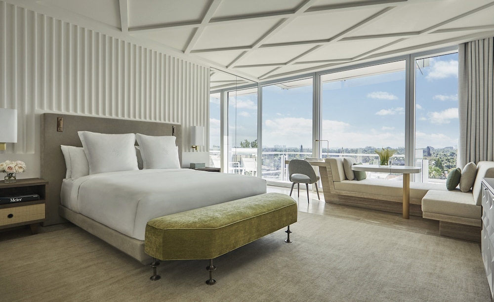 Four Seasons Hotel at The Surf Club - photo 6
