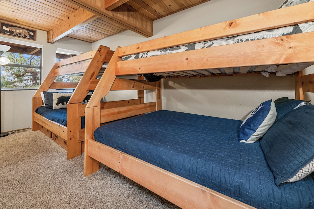 Wolf View Lodge — 4-Star Luxury Hotel in Big Bear City, United States
