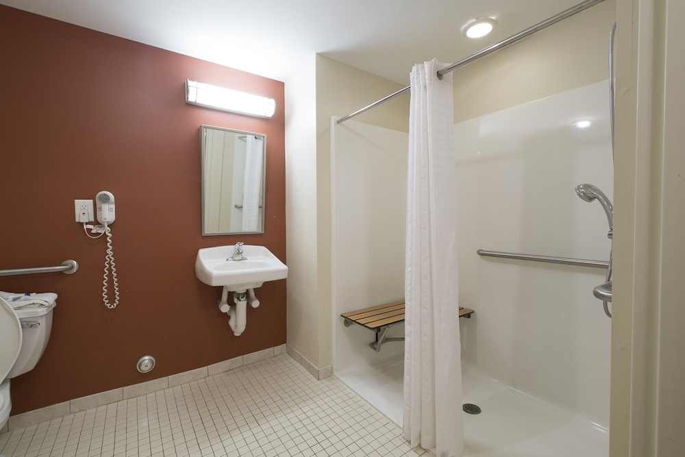 Red Roof Inn & Suites Philadelphia Bellmawr - photo 19