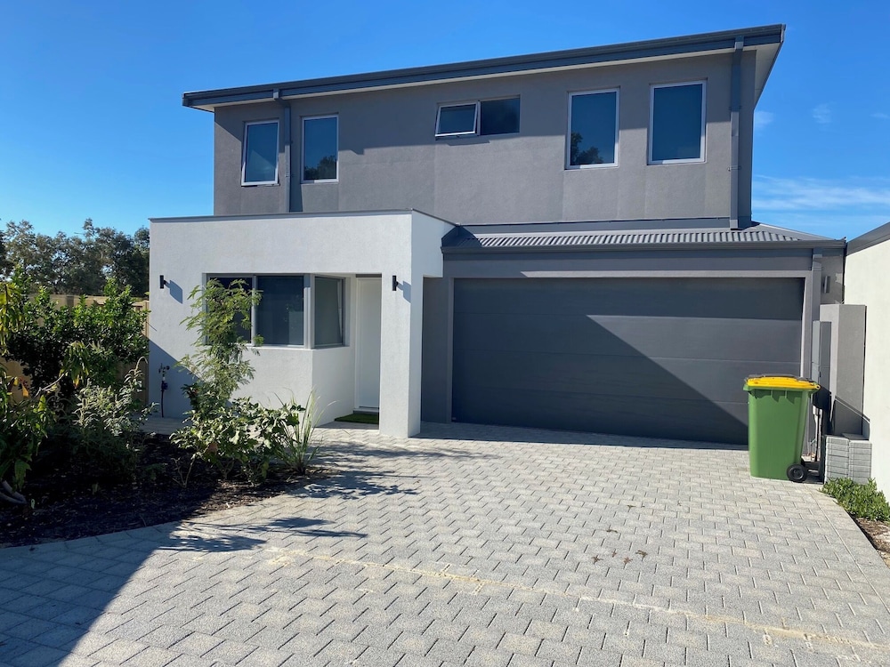Canning Vale Family Accommodation — 4-Star Luxury Hotel in Canning Vale, Australia